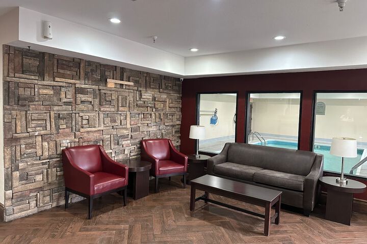 Econo Lodge Inn & Suites