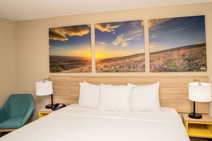 Days Inn and Suites by Wyndham Hammond IN