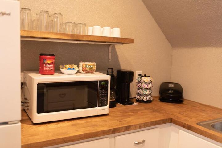 Spacious Rustic Downtown Market St. 1 Bedroom Apt Sleeps Up to 5, Steps to Honeywell & Eagles Theatre