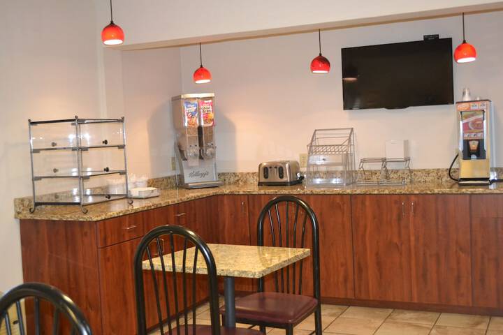 Super 8 by Wyndham Germantown / Milwaukee