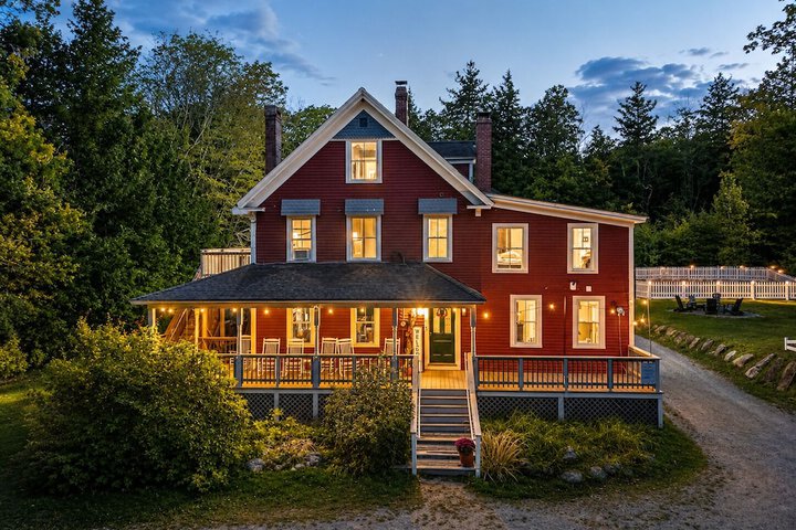The Aurora Inn & Cottages