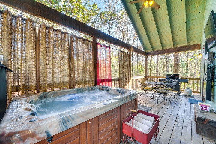 Hot Tub & Fire Pit: Cozy Cabin in Broken Bow!