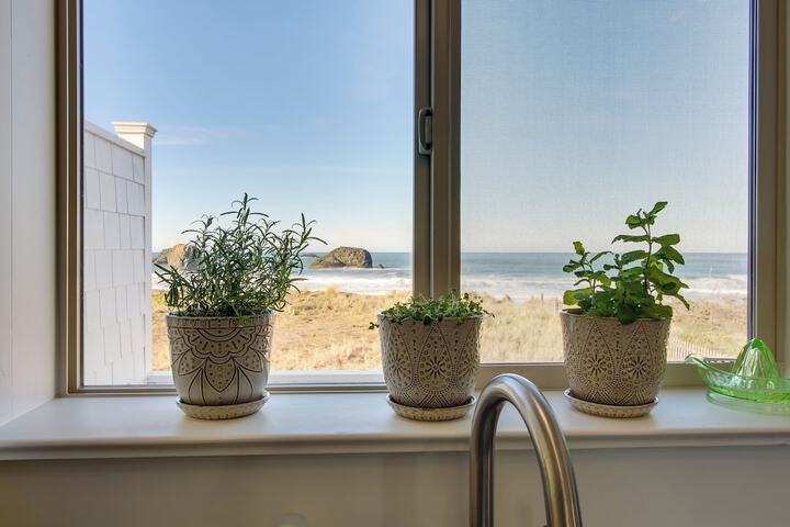 Beachfront Bandon Vacation Rental w / Ocean View!