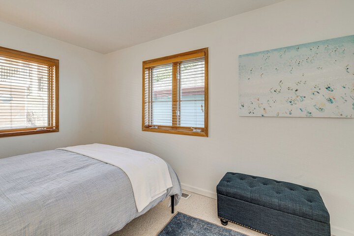 Oceanside Escape w / Stunning Views: Walk to Beach!