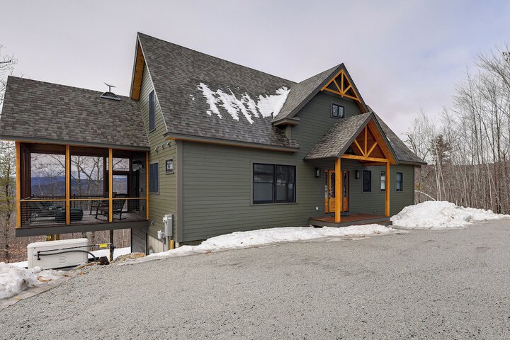 Mountain-view Home in Stoneham w / Hot Yoga Studio!