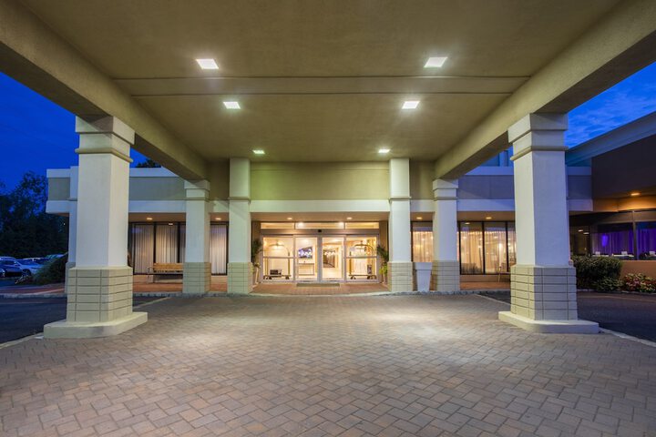 Holiday Inn & Suites Parsippany Fairfield by IHG