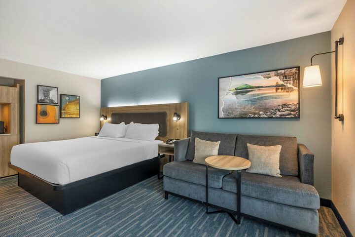 Room 32 of 48