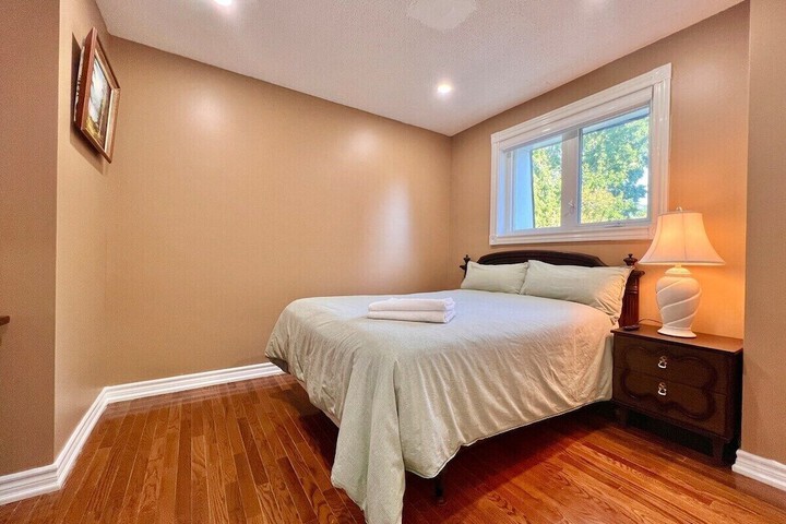 Cozy Home Near Transit & Hillcrest Mall with Free Parking