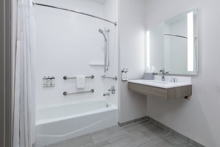 Holiday Inn Express & Suites Marshall by IHG