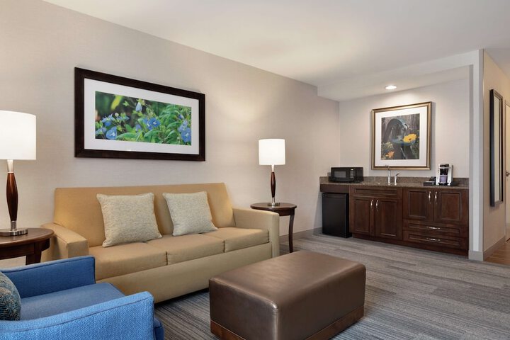 Lounge 47 of 57