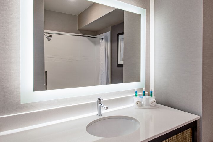 Holiday Inn Express & Suites Anaheim Resort Area by IHG