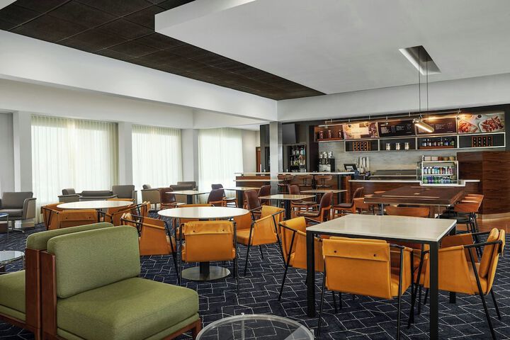 Courtyard by Marriott St. Louis Westport Plaza