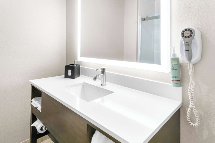 Room 14 of 28