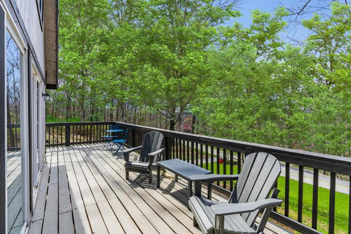Hot Tub Wraparound Deck, & WiFi at Chalet Cabin