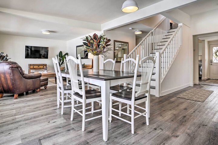 Cozy Plymouth Cottage w / Medicine Lake View!