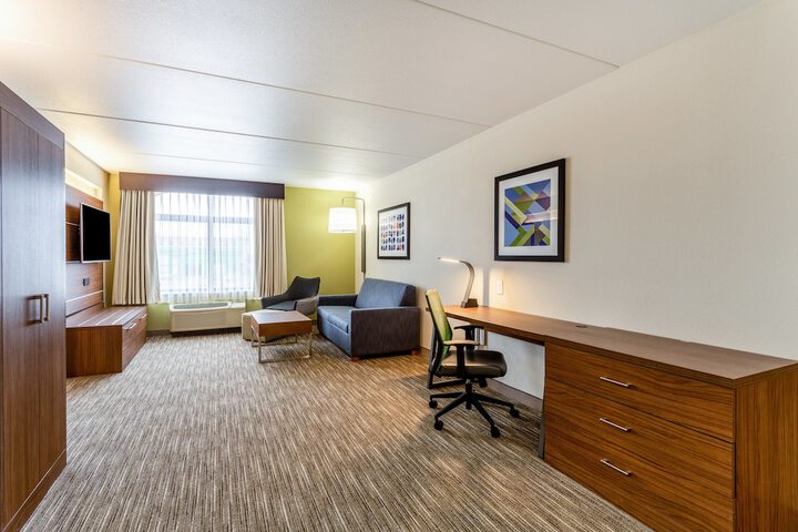 Holiday Inn Express & Suites Cedar Falls - Waterloo by IHG