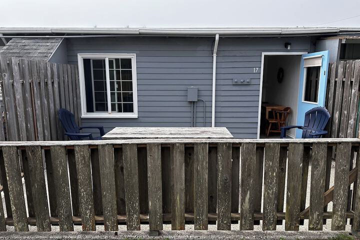 Tillicum Beach Motel (Deanes Oceanfront Lodge)