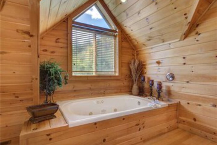 Longwalker Lodge 3 Bedrooms, Hot Tub, Game Room, Sleeps 9