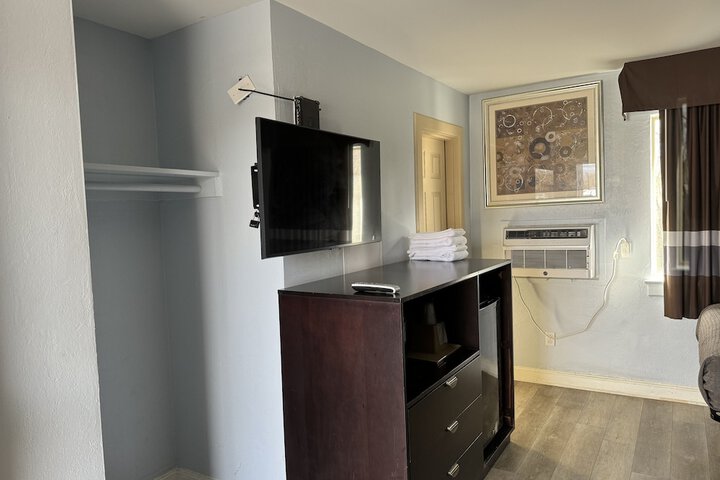 Room 12 of 17