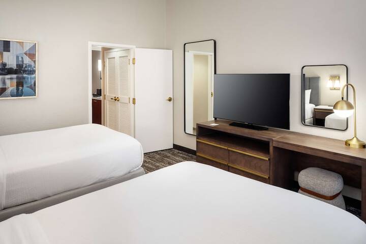 Room 32 of 76