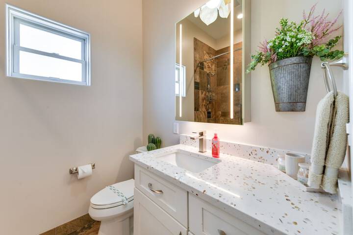 Spacious Queen Creek Home w / Hot Tub & Pool!