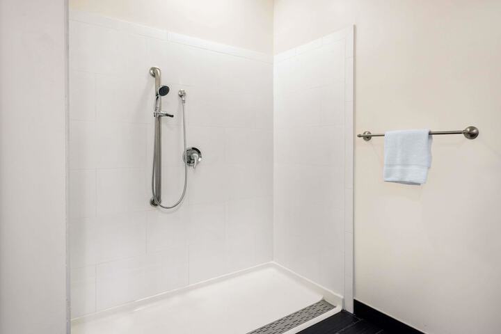 Howard Johnson by Wyndham Quincy / Boston