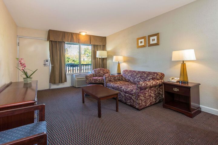 Room 5 of 15