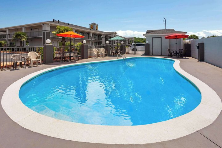 Super 8 by Wyndham Prattville Montgomery