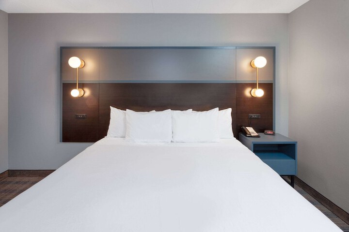 Room 28 of 76