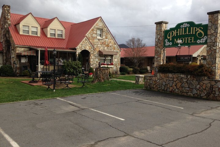 Phillips Historic Motel & Cottages
