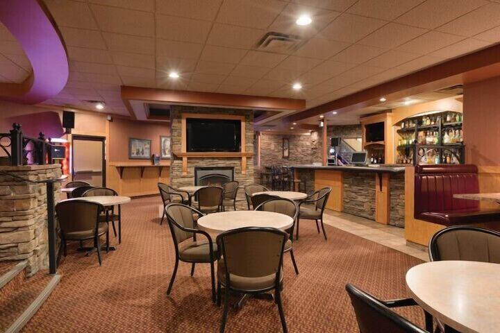 Lounge 15 of 18