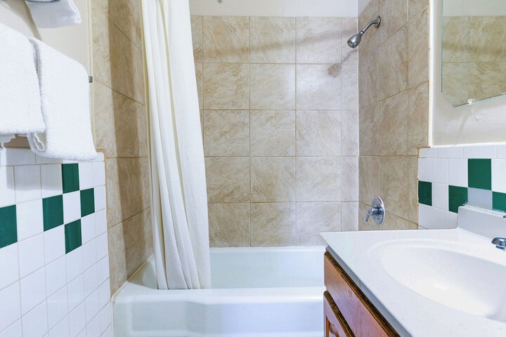 Manor Motel by OYO Near Oak Brook / Chicago Westchester