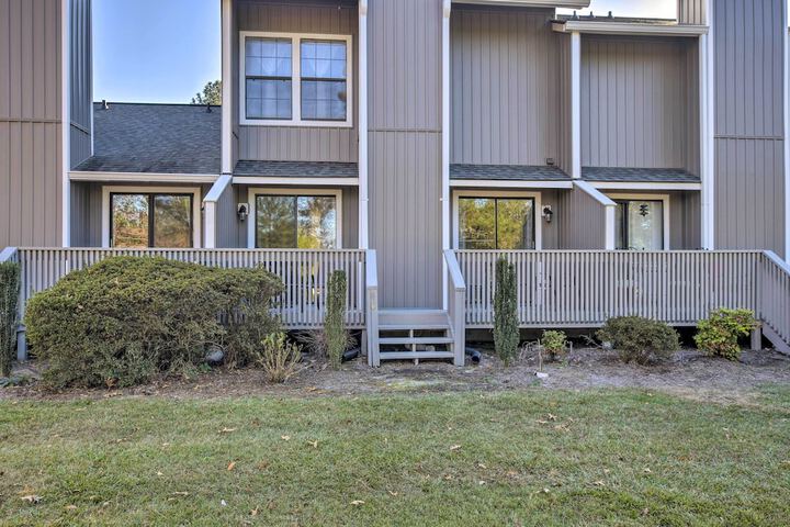 Modern Townhome w / Deck & Golf Course Views!
