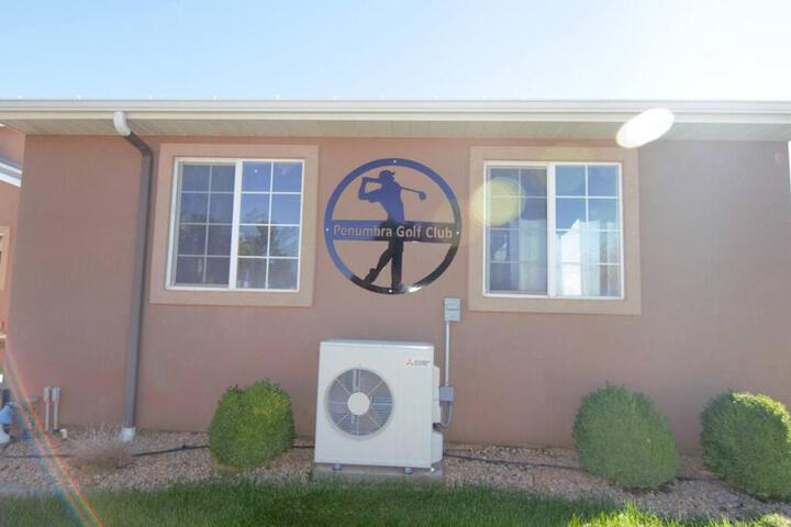 Tacit Shadow Resort Aviator Queen Suite Gym, Coffee Bar, Hot-Tub, Free Laundry, Food Available