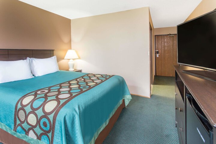 Room 8 of 15