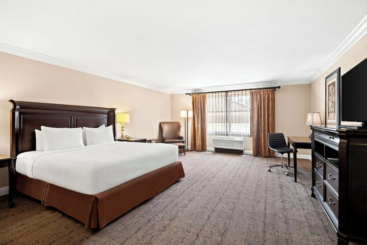 Room 17 of 38