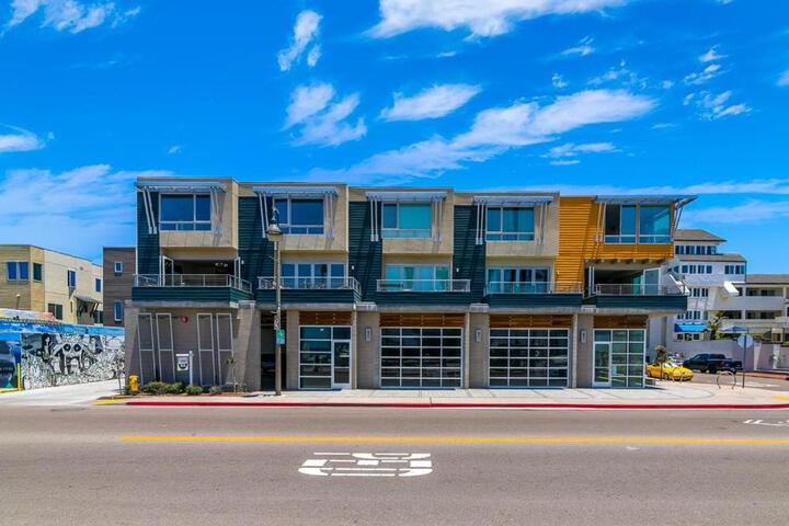 Ocean View 3 Bedrooms Condo just steps from the park, pier & water!