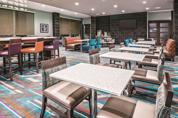 La Quinta Inn & Suites by Wyndham Dallas Grand Prairie North