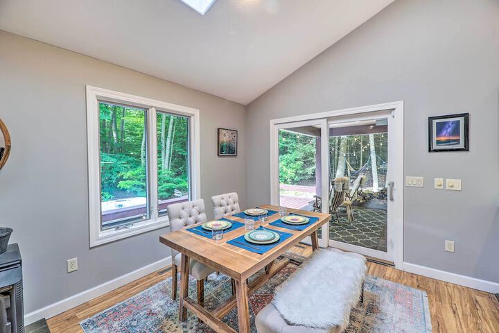 Cozy Whitehall Hideaway w / Hot Tub + Chiminea!