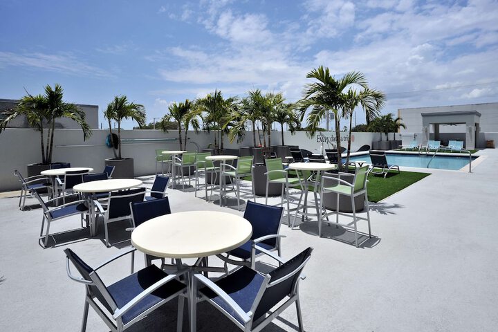 Hotel Dello Ft. Lauderdale Airport Tapestry Collection by Hilton