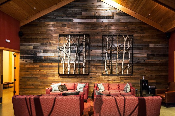 Lounge 55 of 83