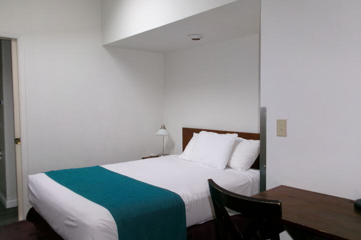 Room 27 of 108