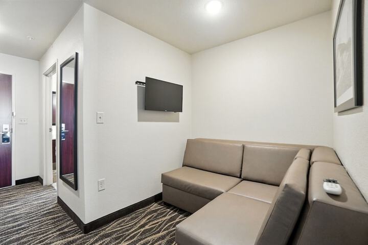 Cobblestone Hotel & Suites-Bellefontaine