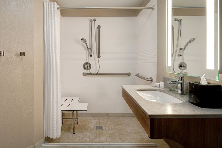 Room 32 of 61