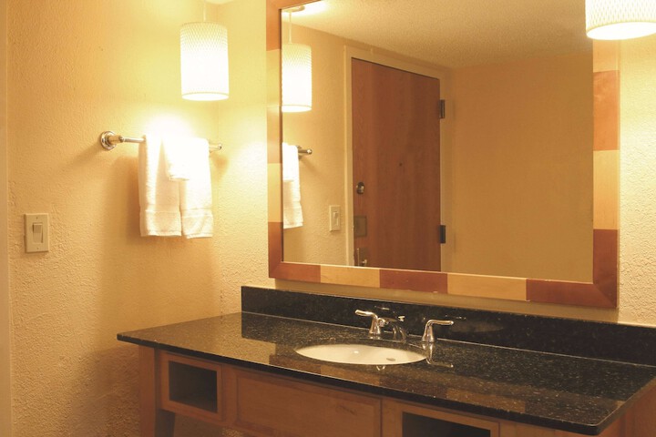 La Quinta Inn & Suites by Wyndham Deerfield Beach I-95