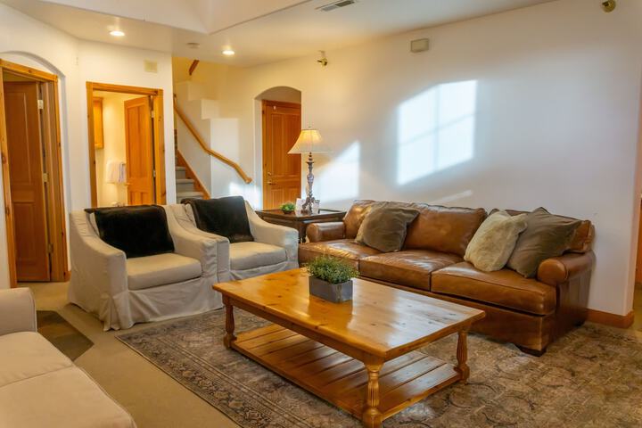 Family Vacation heated in / out Pool Tubing & Ice Skating 719 3 Bedroom Townhouse by RedAwning