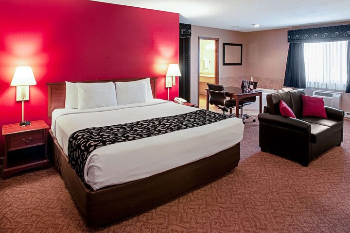 Econo Lodge Menomonie on the Bay