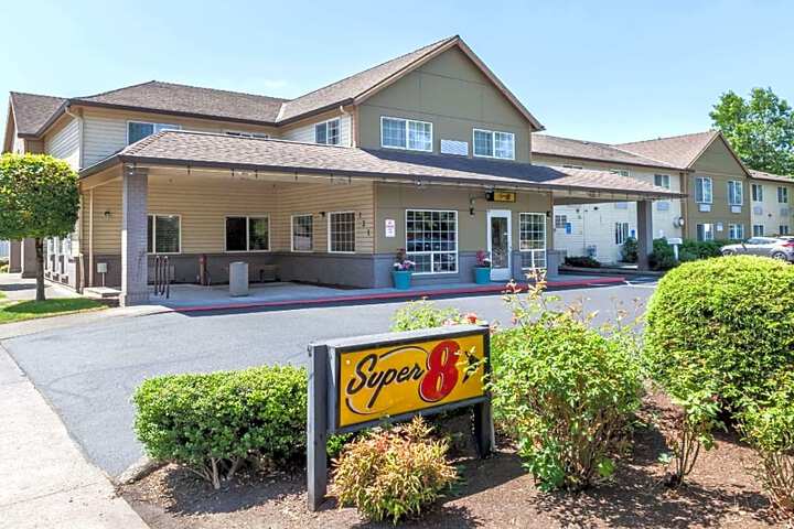 Super 8 by Wyndham Gresham / Portland Area OR