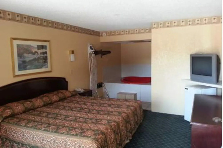 TAHLEQUAH MOTOR LODGE