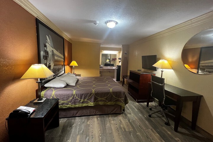 Room 11 of 24